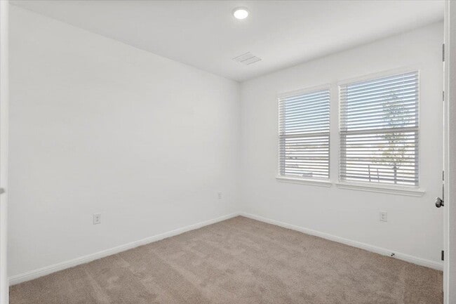 Building Photo - 1409 Alana Fls Ave