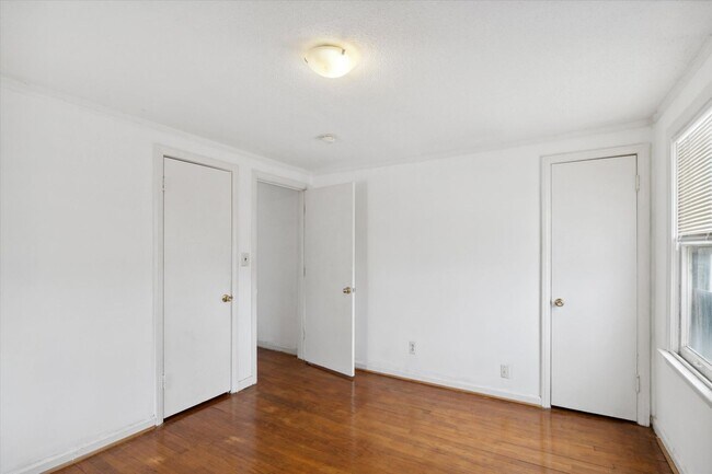 Building Photo - 22107/22109/22111 15 Mile Rd - T - Dubai 2...