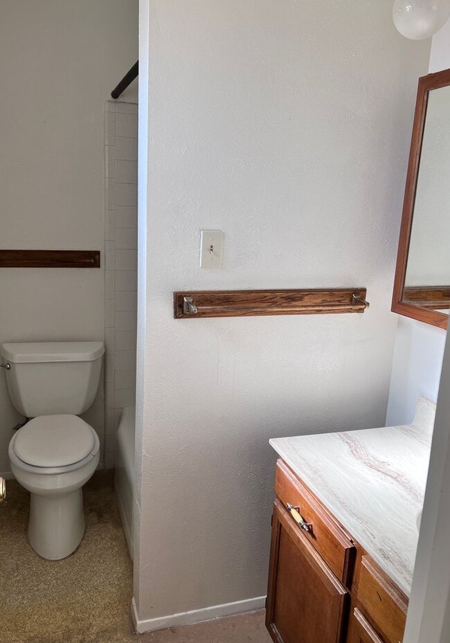 Building Photo - Nice Nob Hill Location with 3 Bedrooms