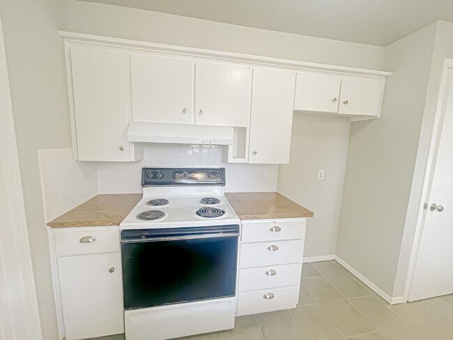 Building Photo - Updated 3/1 Home with Vaulted Ceilings & Large Fenced Backyard