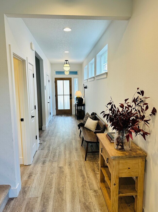 Building Photo - Charming Newer Ridgefield Home with Upgrades Throughout