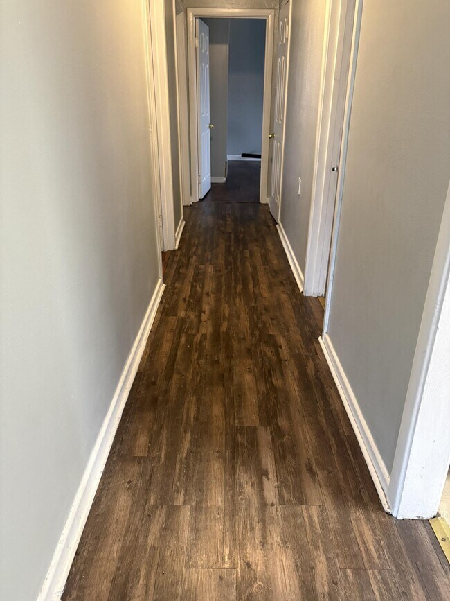 Building Photo - 2125 Kingsdale Dr