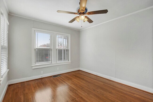 Building Photo - 5924 La Vista Dr