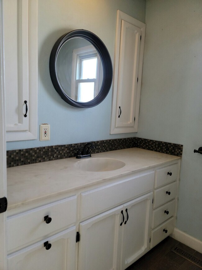 Building Photo - 903 S Rutan St