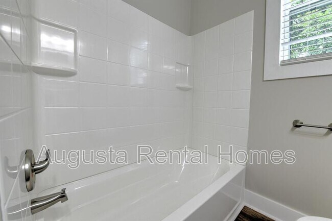 Building Photo - 206 N Hankinson St