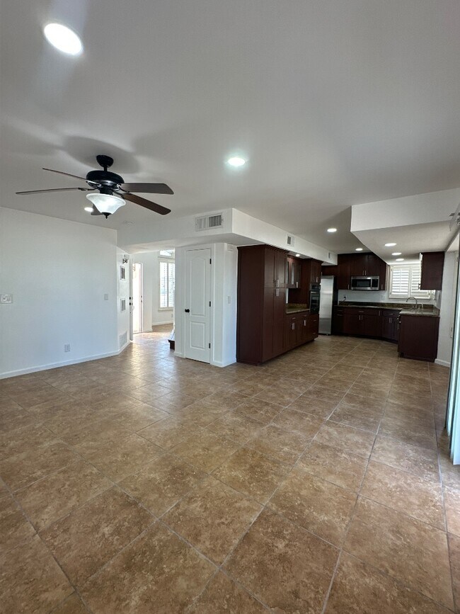 Building Photo - 7461 Plaza Redonda Dr