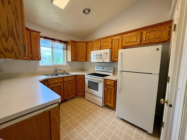 Building Photo - 3492 Stonegate Dr