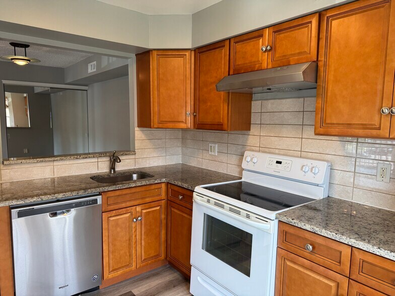 Building Photo - 1008 Barry Ct