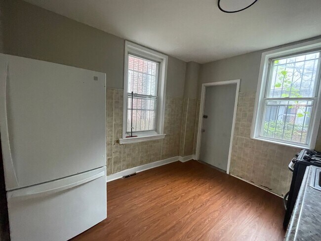 Building Photo - 250 E Stella St