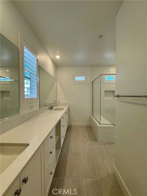 Building Photo - 450 Lobata