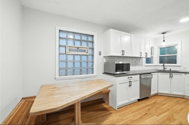 Primary Photo - 188 Cleveland Ave S