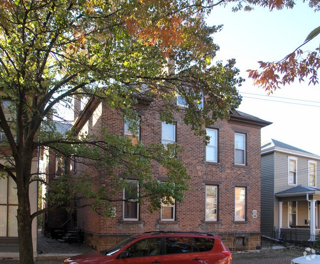 Building Photo - 199-201 1/2 E Sycamore St