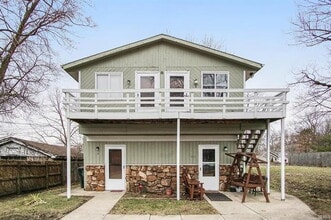 Building Photo - Cozy TOP FLOOR one-bedroom, one-bath unit ...