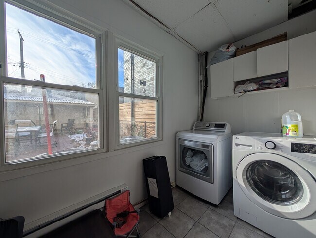 Building Photo - 1911 W Addison St