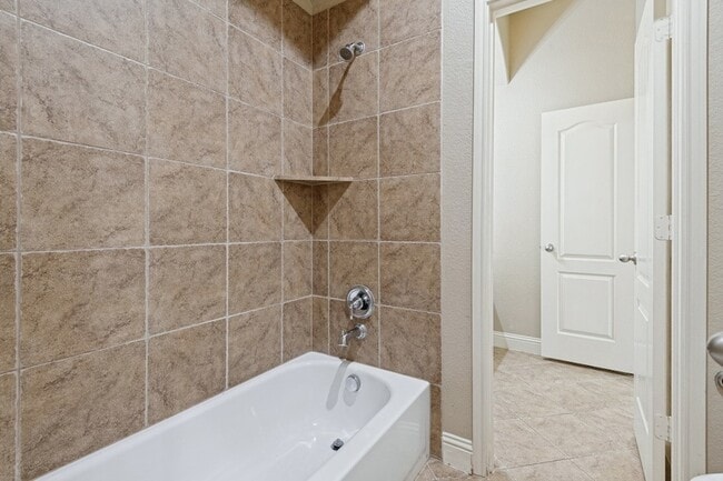 Building Photo - 594 Louder Way