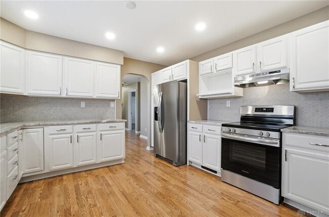 Building Photo - 318 E Central Ave