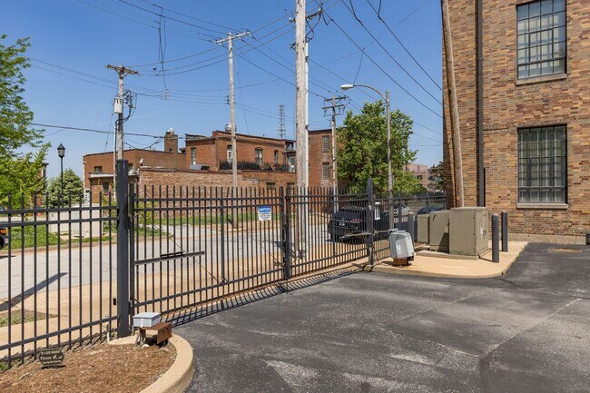 Building Photo - Fully Furnished 1-Bedroom in Lafayette Square | Utilities Included | 3, 6 & 9 Month Leases