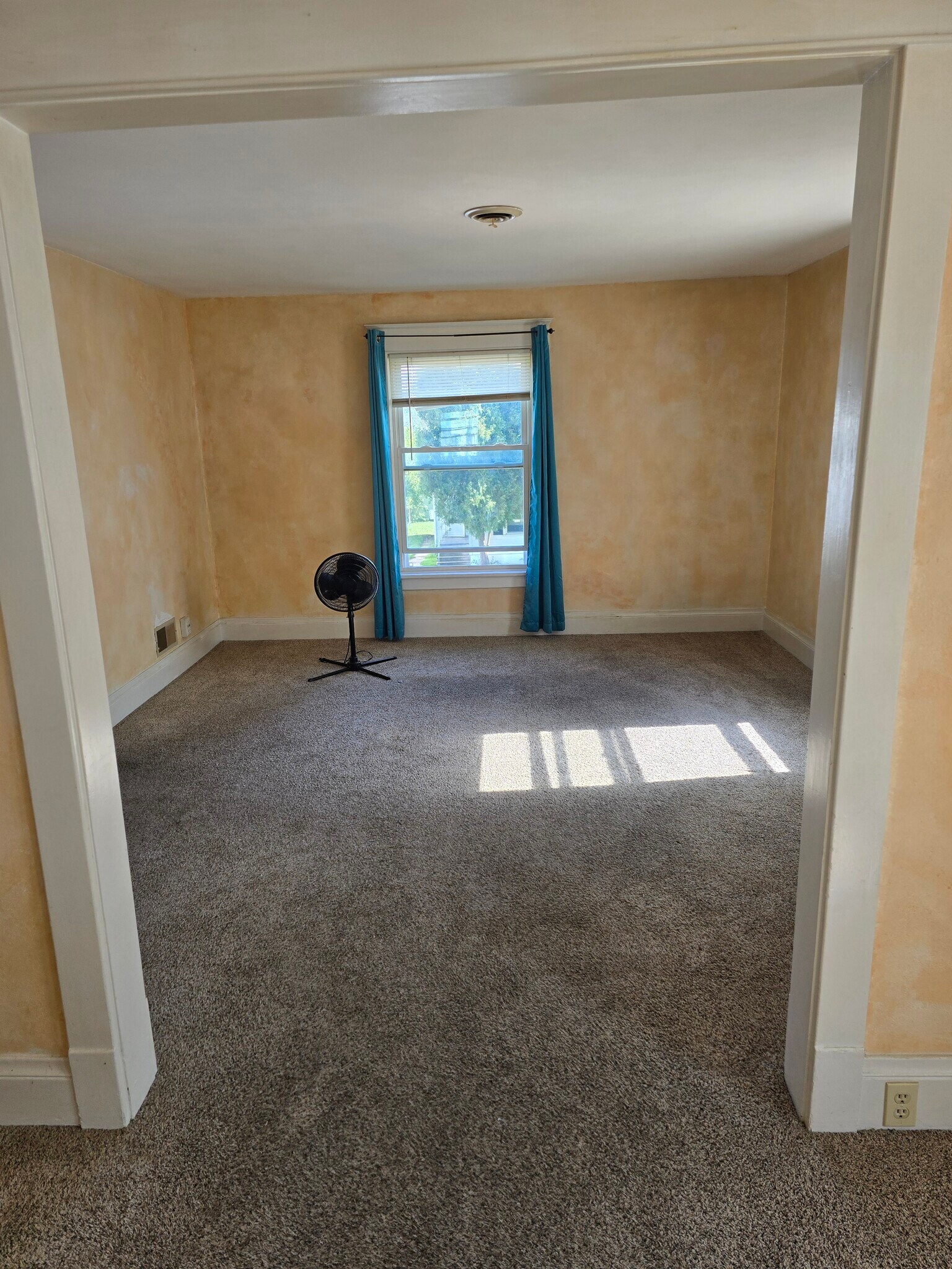 looking into living room area - 2112 Clarence Ave