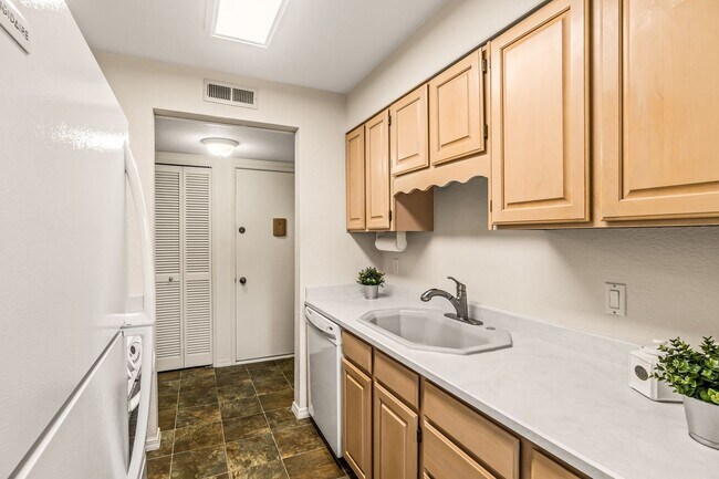 Building Photo - 2 Bedroom 1 Bathroom Lakeside Unit!