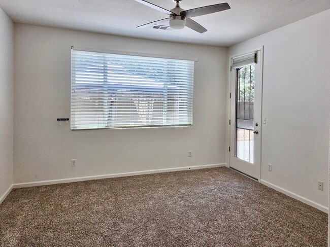 Building Photo - $2,400 Barstow & Leonard, 3 Bed- 2 Full Ba...