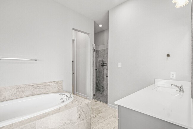 Building Photo - Beautiful 4 bed 3 bath Single Story Home i...