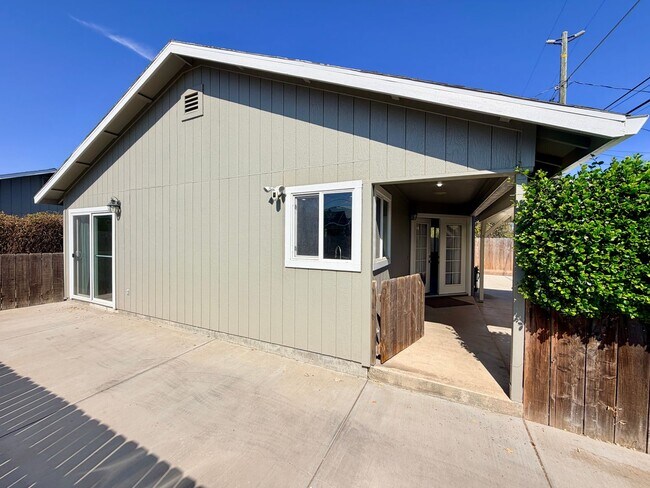 Building Photo - 844 1/2 F Street