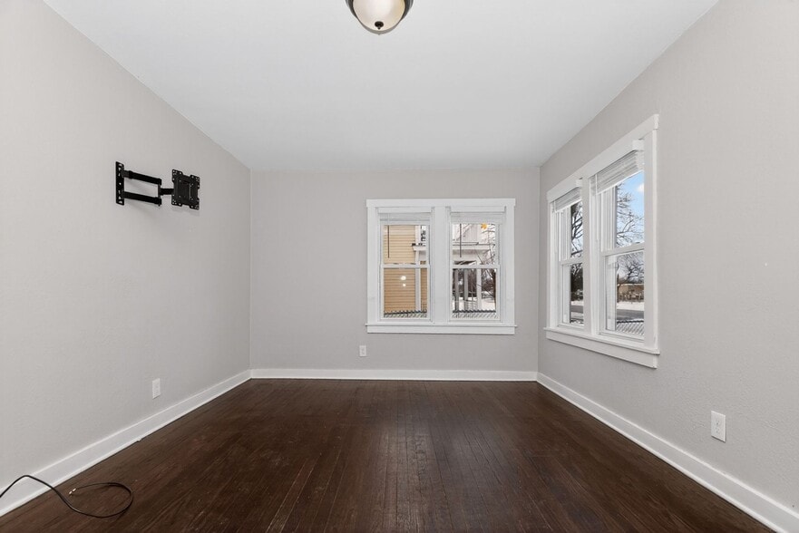 Building Photo - 1631 W Custer Ave