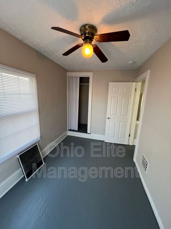Building Photo - 810 Reinhard Ave