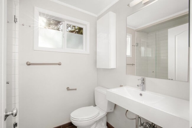 Building Photo - Beautifully remodeled rambler in Finn Hill