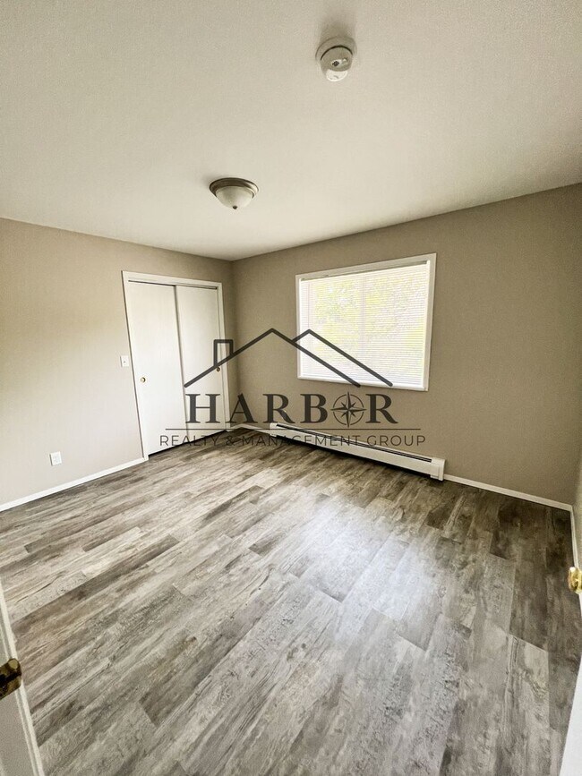 Building Photo - Renovated 2 Bedroom 1 Bath - Special: Lowe...