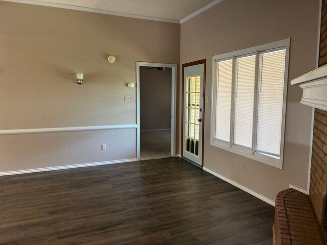 Building Photo - Three bedroom, two bath home available for lease!
