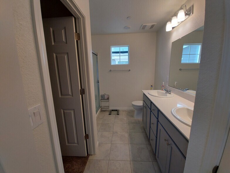 Master bath + closet - 2nd floor - 7862 Paseo de Daly