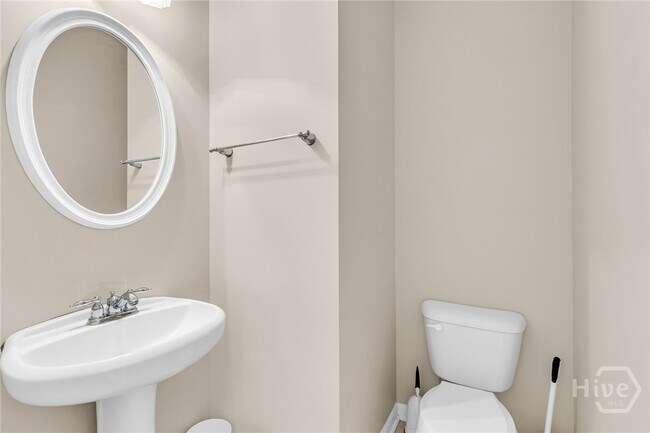 Building Photo - 16 Bushwood Dr