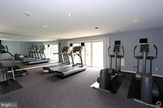 Building Photo - 710 Country Village Dr