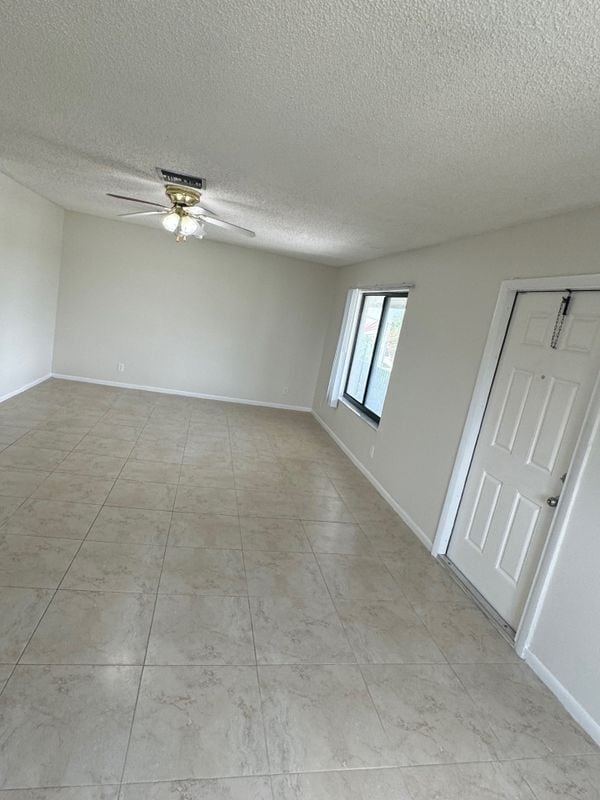 Building Photo - 1181 W River Dr