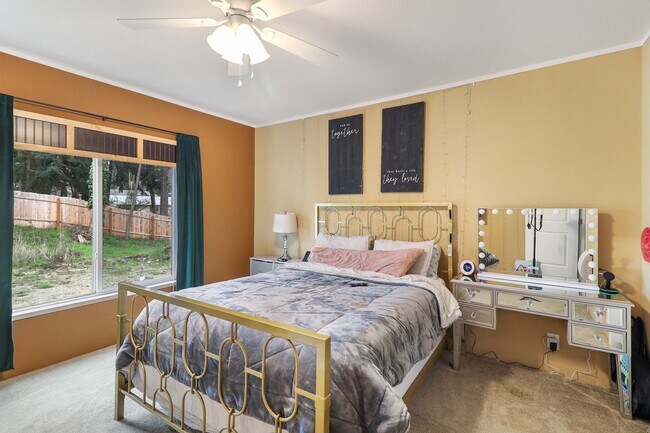 Building Photo - 3 Bed 2 Bath - A/C - Dog per Approval - NA...