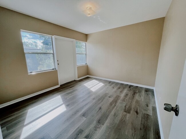 Building Photo - 3/1 AVAILABLE NOW!