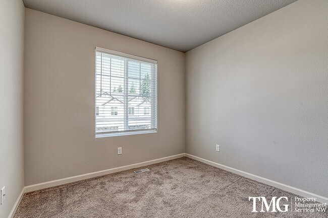 Building Photo - 3 Bedroom, 2.5 Bath Townhome In Ridgefield!