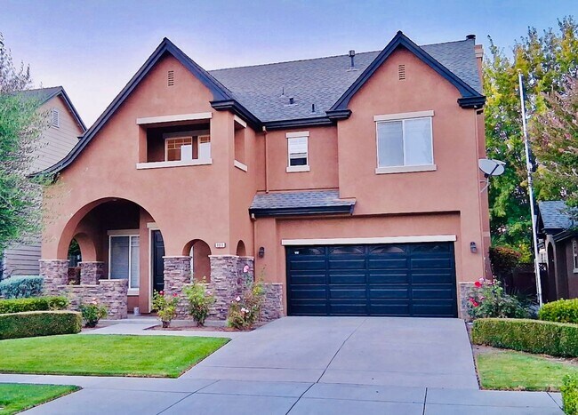 Primary Photo - Beautifully Remodeled 4-Bedroom, 2.5 Bath ...