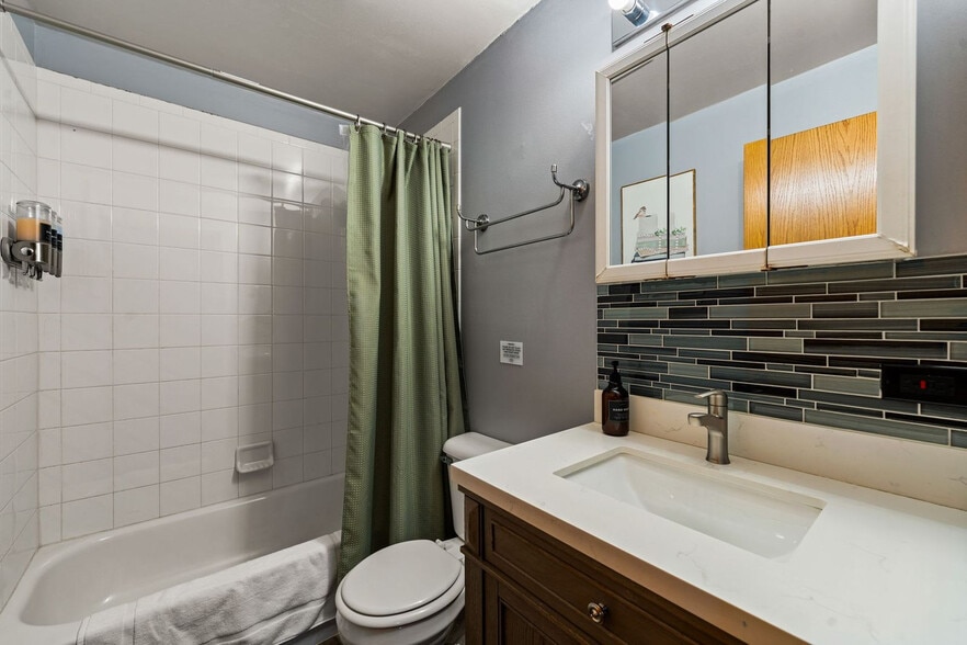 Building Photo - 1418 N Talman Ave