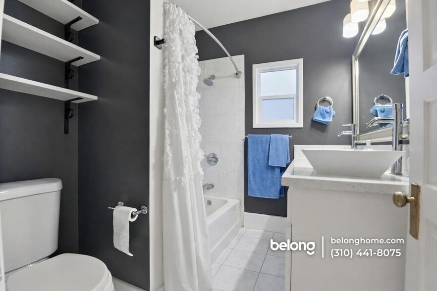 Building Photo - 1610 W 36th Pl