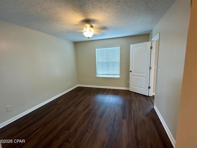 Building Photo - 425 Dolphin Dr