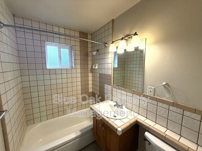 Building Photo - 390 Ash St