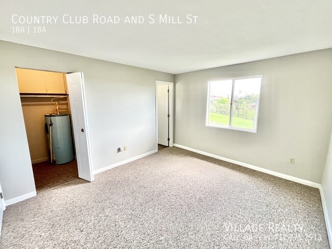 Building Photo - 811 Country Club Rd