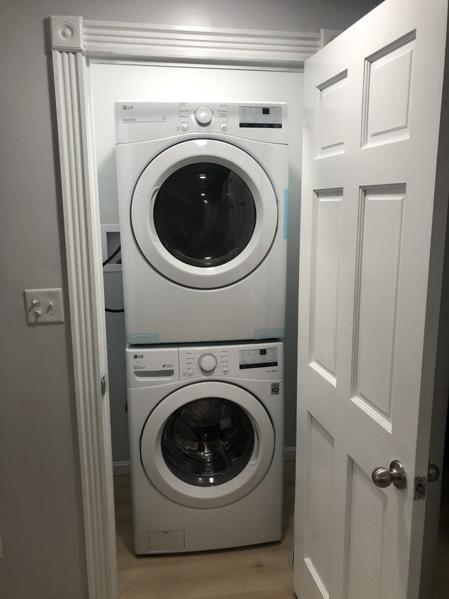 In unit washer and dryer - 9129 Heritage Ct