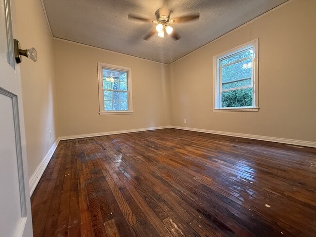 Building Photo - 650 Ave F NE