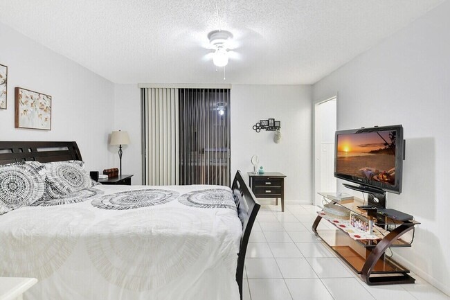 Building Photo - 5220 Las Verdes Cir