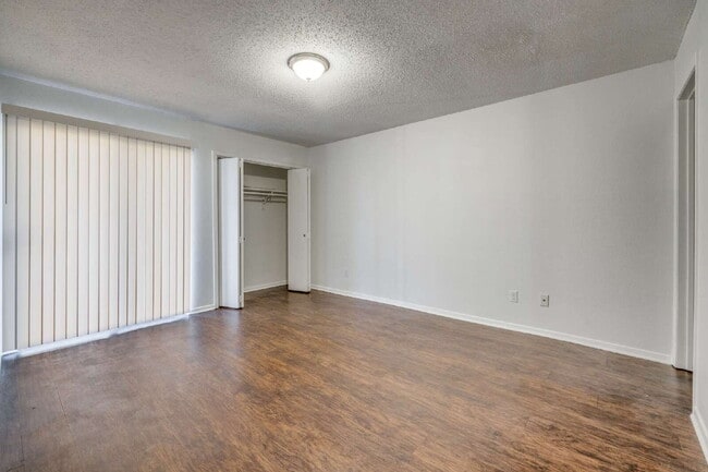 Building Photo - Stylish Half-Duplex in Arlington