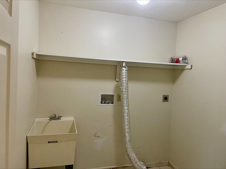 Building Photo - 496 Pheasant Run