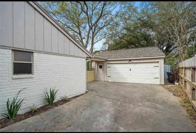 Building Photo - 2831 Kenross St